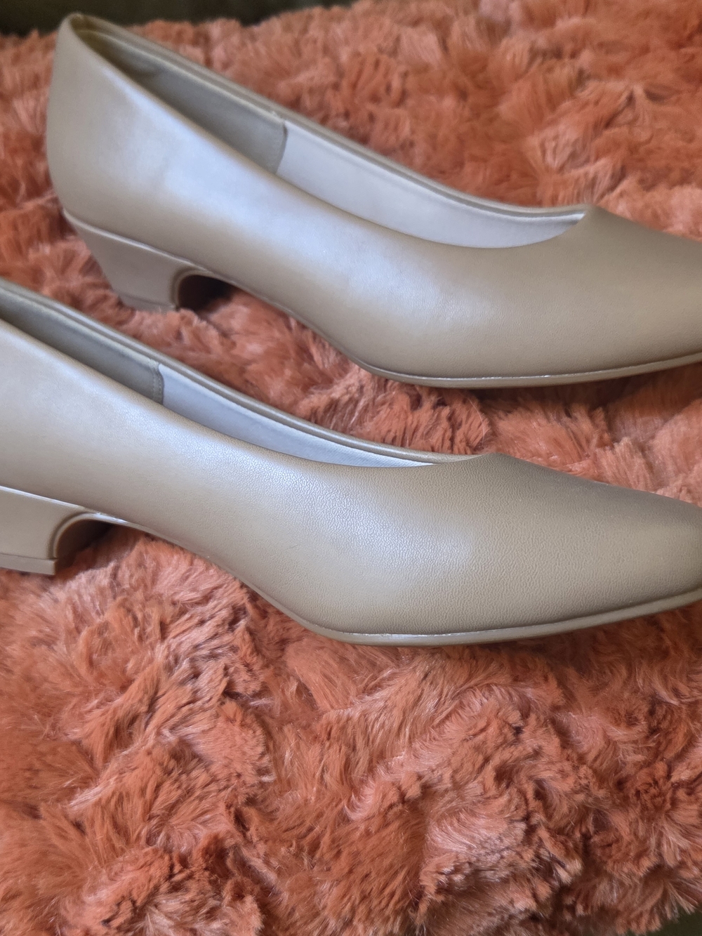 New Women’s Classic Low Heel Pumps in Taupe